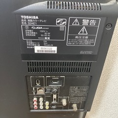 32インチテレビとテレビ台の画像