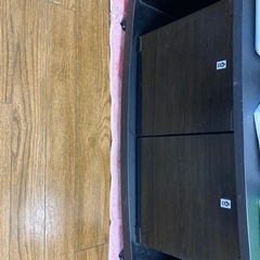 32インチテレビとテレビ台の画像