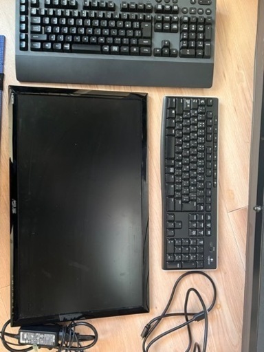 asus ディスプレイ 1台　logicool keyboard 2台