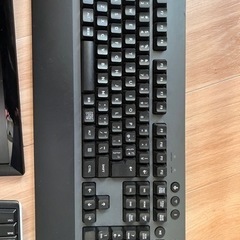 asus ディスプレイ 1台　logicool keyboard 2台の画像