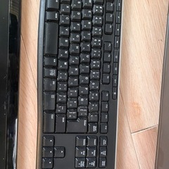 asus ディスプレイ 1台　logicool keyboard 2台の画像