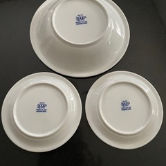 Adam &Eve新品。箱無し。洋皿1枚と中皿2枚の3枚セット。約直径23と中皿約15サイズはセンチ。柄は写真をご覧下さい。の画像