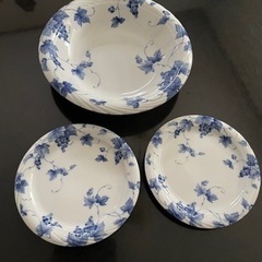 Adam &Eve新品。箱無し。洋皿1枚と中皿2枚の3枚セット。約直径23と中皿約15サイズはセンチ。柄は写真をご覧下さい。の画像