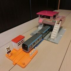 プラレール　プラキッズ橋上駅と音入り踏切と車両２編成の4点セット№Ｆの画像