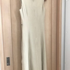 ベージュ　ノースリーブワンピースの画像