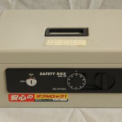 簡易金庫　ダイアル、鍵　2重ロック