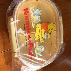 SNOOPYのグラスとプーさんの弁当箱の画像