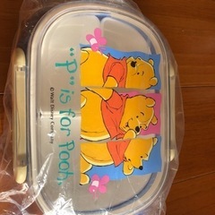 SNOOPYのグラスとプーさんの弁当箱の画像