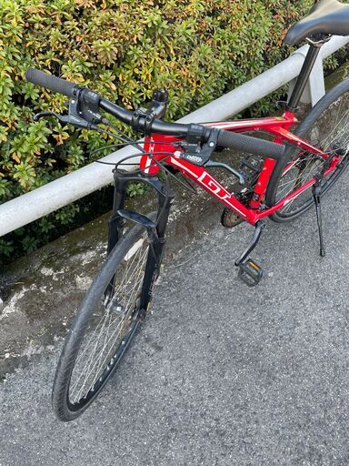 リサイクルショップどりーむ鹿大前店　No６００　自転車　クロスバイク　GT　KARAKORAM　定価約8万！　フロントギア故障(´;ω;｀)　リアギアOK♪　ディスクブレーキ　綺麗な赤♪