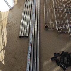 とても古いスチールラックの画像