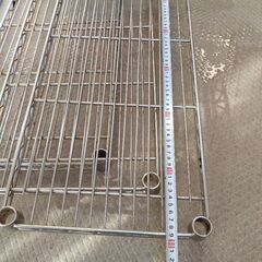 とても古いスチールラックの画像