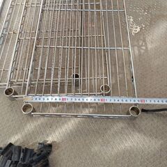 とても古いスチールラックの画像