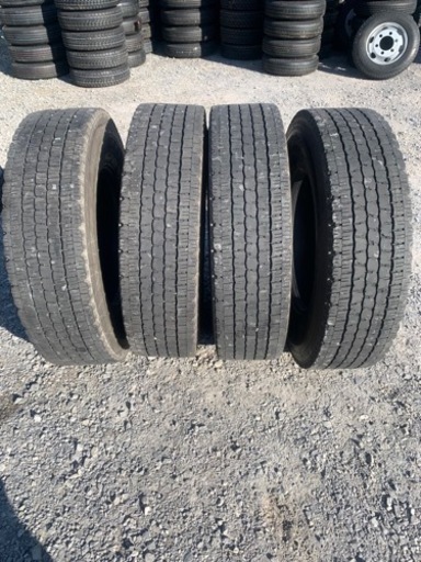 11R22.5. スタッドレス４本　19年