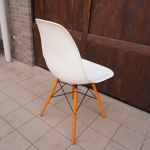 Vitra(ヴィトラ)社のイームズ ダウェルベースサイドシェルチェアー/ホワイトです。ミッドセンチュリーモダンを代表するデザイナーズチェアー。ナチュラルでレトロなダイニングチェアーです♪DA115