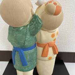 【8462】博多人形 植木進 作 ぼくの恋人 人形 飾り台付き 伝統工芸 置物 オブジェの画像