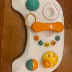 combi 歩行器と付属おもちゃの画像