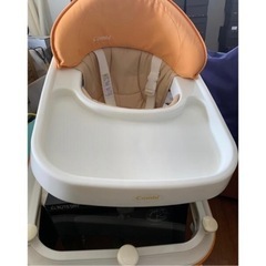 combi 歩行器と付属おもちゃの画像