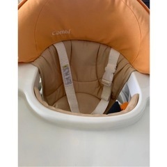 combi 歩行器と付属おもちゃの画像