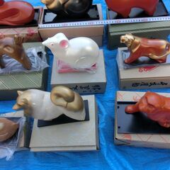 ◆倉庫整理で出てきた物です、⭐里山作、常滑焼　陶器製🌟12干支、大きさも有ります🌟今年の干支もあります⭐多分古い物です⭐12干支揃ってます、箱入り未使用、台座付き🌟🌟まとめて大きな段ボールに入れてお渡しします。プロフィル必読ですの画像