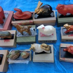 ◆倉庫整理で出てきた物です、⭐里山作、常滑焼　陶器製🌟12干支、大きさも有ります🌟今年の干支もあります⭐多分古い物です⭐12干支揃ってます、箱入り未使用、台座付き🌟🌟まとめて大きな段ボールに入れてお渡しします。プロフィル必読ですの画像