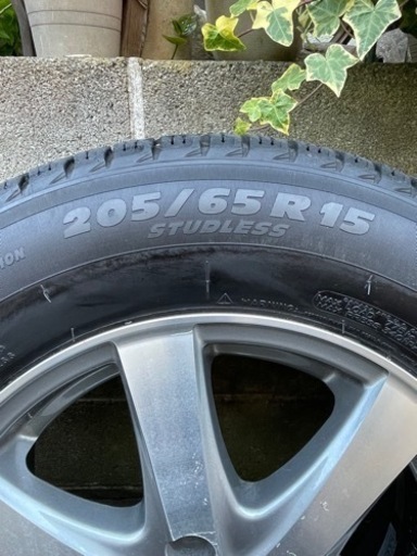 【商談成立しました。】スタッドレスタイヤ　80系ノアヴォクで使用可能　205/65R15
