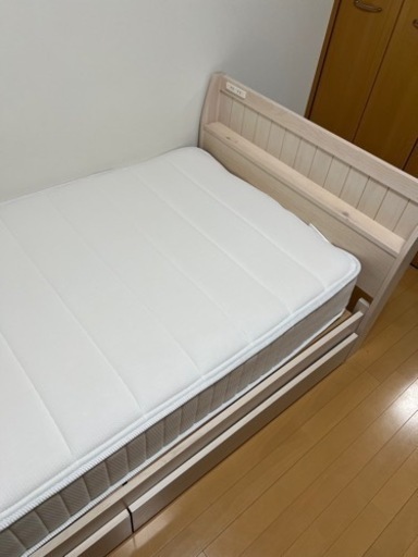 美品　ニトリ　シングルベッド　コンセント口、収納付