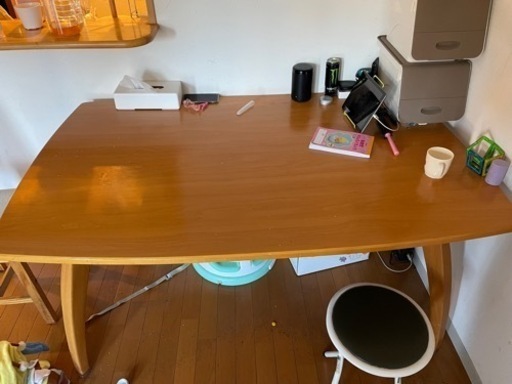 長さ160、幅95、高さ70前後のダイニングテーブルです