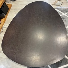 丸い三角テーブルの画像