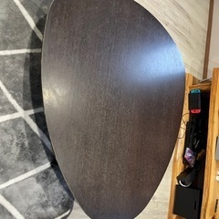 丸い三角テーブルの画像