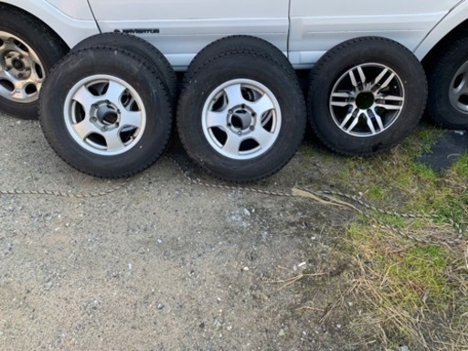 ハイエース　スタッドレスタイヤ4本＋1本おまけ　引取り歓迎