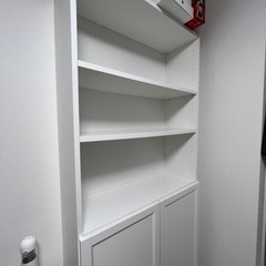 IKEA 扉付き本棚　白い本箱の画像