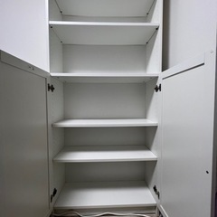 IKEA 扉付き本棚　白い本箱の画像