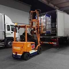 【10tドライバー（宅配貨物）/夜勤/月給37万円～】日祝休み/パレット積み降ろし/ミドル世代にもおすすめ！の画像