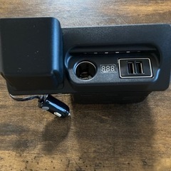 トヨタ 200系ハイエース用のシガー電源増設電源ユニット