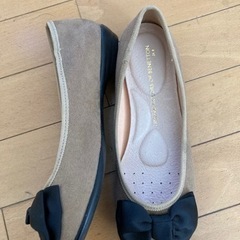 ベネトン／リボン付きベージュパンプス　24cmの画像