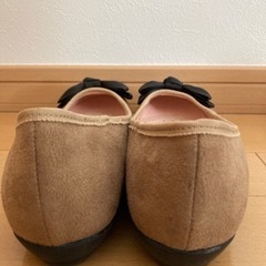 ベネトン／リボン付きベージュパンプス　24cmの画像