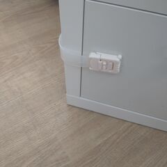 ★ジモティ割あり★ ピーカンパニー ガラスチェスト ホワイト H94×W72×D40 クリーニング済み KJ1222の画像