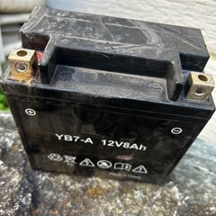 取り外したバッテリー