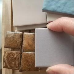 廃材のタイルの画像