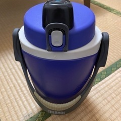 thermos 水筒　2ℓの画像