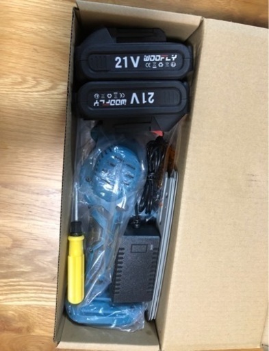 【新品】ミニチェーンソー 充電式 6インチ 小型 21V 2000mAh マキタバッテリー対応　バッテリー付き