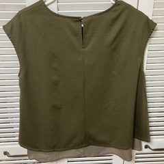 ノースリーブのブラウス★カーキの画像