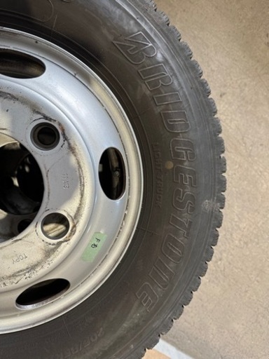ブリヂストンスタッドレス　205/85R16