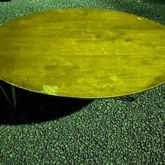 アンティークな丸テーブルの画像