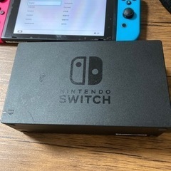 Nintendo Switch本体とProコントローラー2個の画像