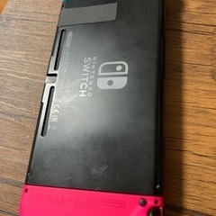 Nintendo Switch本体とProコントローラー2個の画像