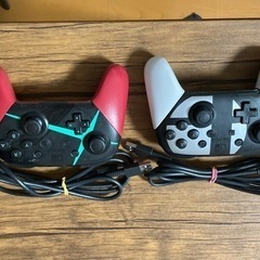Nintendo Switch本体とProコントローラー2個の画像