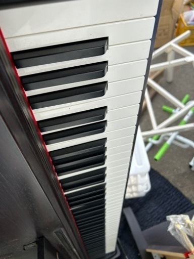 電子ピアノ椅子もあります。10,000円