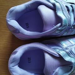 女の子　スニーカー　２３.５cmの画像