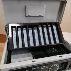 【取引中】アイリスオーヤマ 金庫 手提げ金庫 ダイヤル式 ダブルロック A5 SBX-A5 グレー

の画像